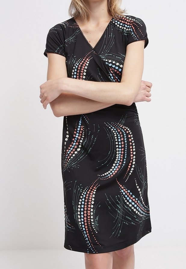 Robe portefeuille noire avec manches courtes et motif abstrait coloré de lignes rouges, bleues et blanches, avec une texture lisse.