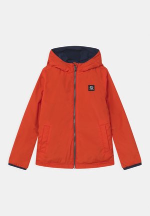 Leichte Kinderjacke mit Kapuze in leuchtendem Orange mit Frontreißverschluss, Seitentaschen und dunklem Innenfutter an Kapuze und Bündchen.