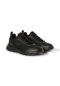 Zapatillas deportivas negras con parte superior de punto texturizado y acentos sintéticos. Presenta una suela acolchada y un diseño de cordones para un ajuste seguro.