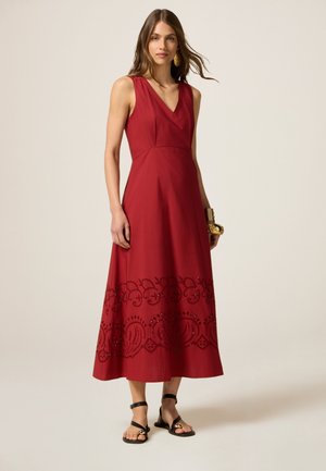 Rotes, ärmelloses Maxikleid mit V-Ausschnitt und besticktem Blumenmuster mit Perlen am Saum. Glattes, fließendes Material.