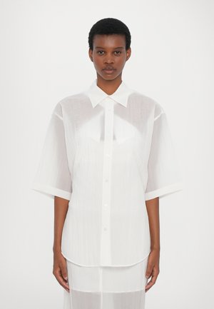 Witte, lichte, semi-doorzichtige shirt met een puntkraag, korte mouwen en knoopsluiting, met een soepele textuur en een ontspannen pasvorm.