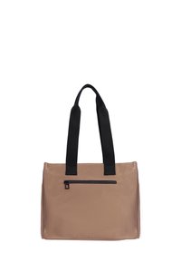 Bolsa tote sintética marrón con asas de tela negras, forma rectangular, presenta un bolsillo frontal con cremallera, textura suave y diseño minimalista.