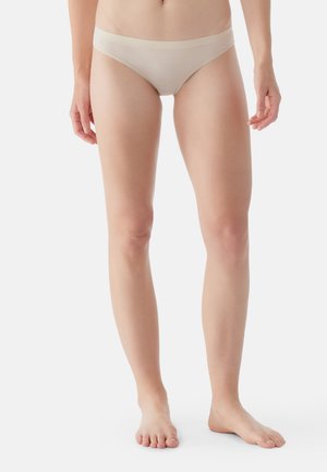 Beige bikiniunderkläder med en slät textur, låg midja och elastisk midjeband. Tyget verkar mjukt och lätt.