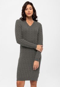 Kabelgebreide sweaterjurk in een middelgrijze kleur, met een V-halslijn, lange mouwen en ribgebreide manchetten en zoom. Glad, textuurstof.