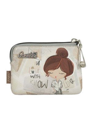 Kleine Reißverschlusstasche mit einer cartoonhaften Mädchenfigur mit braunem Haarknoten, floralem Hintergrund und dem Text "verliebt in Wissen".