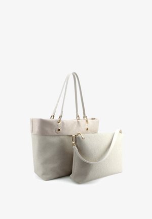 Sac fourre-tout beige avec double poignée et sac à bandoulière assorti, présentant un motif floral subtilement embossé et des accessoires dorés.