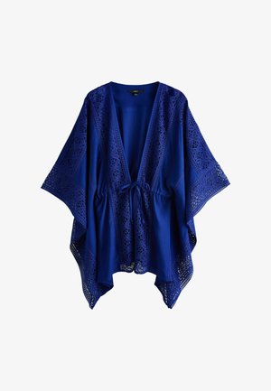Kimono bleu avec des détails en dentelle complexe le long des manches et à l'avant, avec une fermeture à nouer et une silhouette ample.