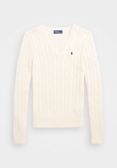 Cremefarbener, kabelgestrickter V-Ausschnitt-Pullover mit gerippten Bündchen und Saum, versehen mit einem kleinen, marineblauen Logo auf der linken Brust.