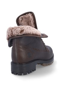 Bota de cuero marrón que presenta un cuello de piel sintética, diseño de cordones, suela de goma texturizada y un acento de logo en el lado.
