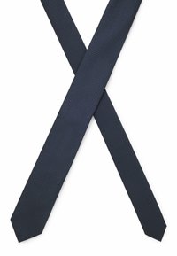 Cravatta blu navy con motivo testurizzato, con estremità appuntita e forma sottile ed elegante. Incrociata al centro.