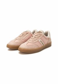 Zapatillas rosa claro hechas de ante y cuero, con suela de goma, punta redonda y cordones tonales. Un logo metálico adorna el costado.
