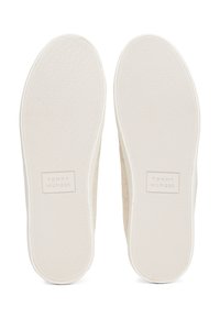 Płócienne buty wsuwane z teksturowaną, białą gumową podeszwą. Posiadają plakietkę z logo i beżową cholewkę, co nadaje im casualowy wygląd.