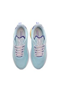 Vaaleansiniset juoksukengät, joissa on verkko-osa, violetit yksityiskohdat ja valkoinen pohja. Varustettu tekstuurilla ja tavallisella nauhoituksella.