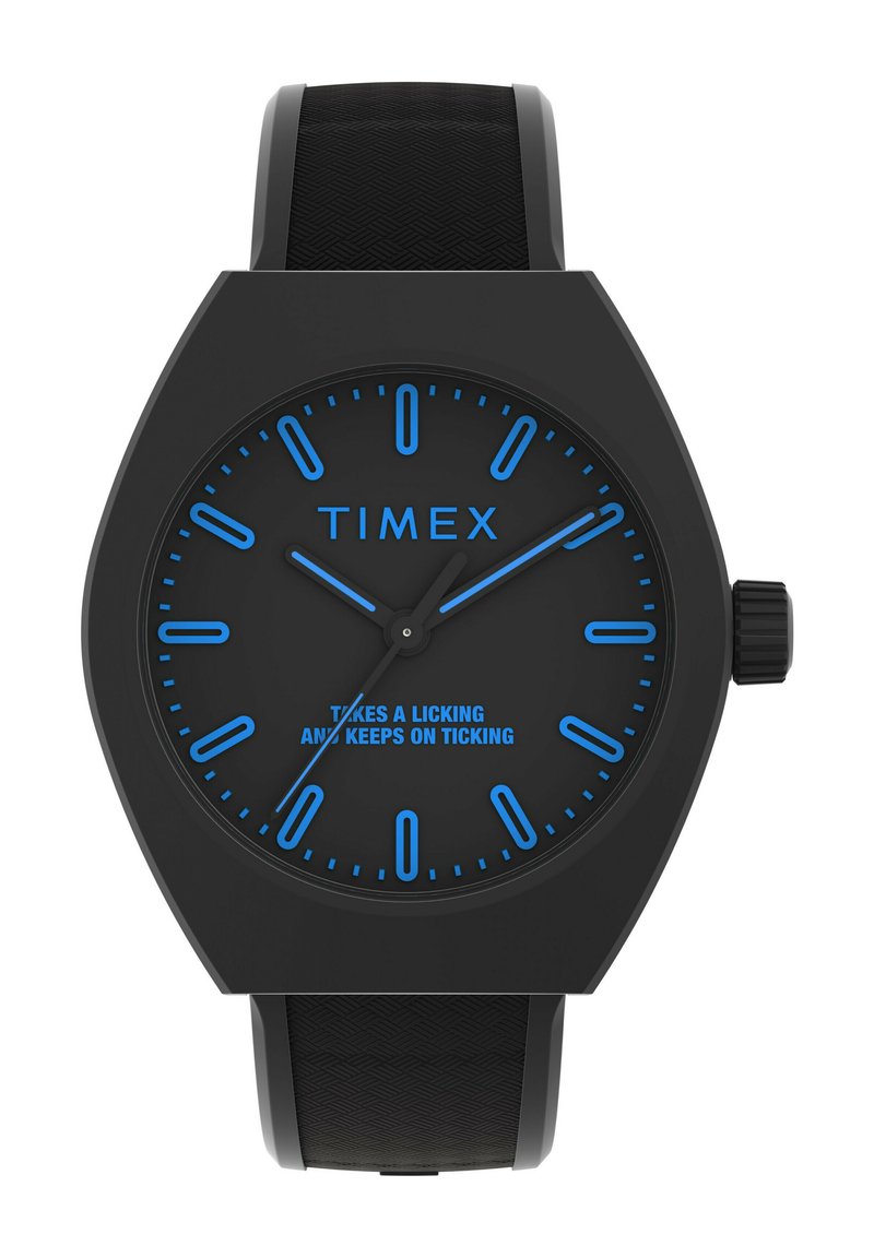Montre Timex noire avec un boîtier hexagonal, des index et des aiguilles bleus. Équipée d'un bracelet en caoutchouc noir texturé et d'un texte bleu sur le cadran.