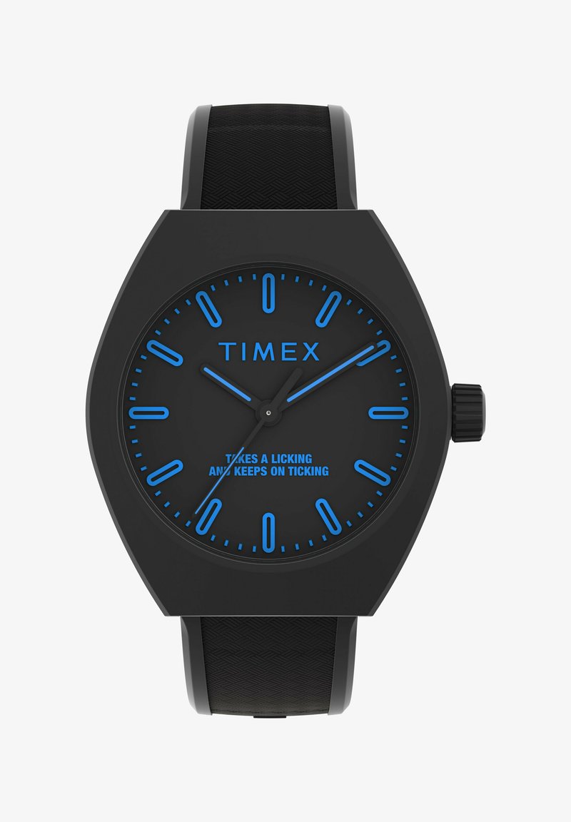 Reloj Timex negro con caja hexagonal, marcadores de hora azules y agujas. Presenta una correa de goma negra texturizada y texto azul en la esfera.