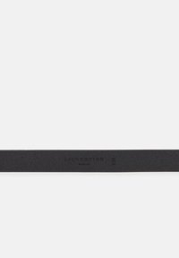 Czarny skórzany pasek o teksturowanym wykończeniu, z wytłoczonym logo. Pasek jest płaski i ma szerokość około 2 cm.