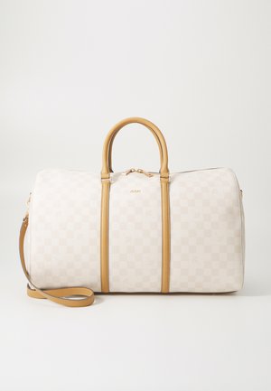 Bolsa de viaje de patrón de cuadros blancos con acentos de cuero marrón, dos asas y una correa de hombro desmontable. Detalles de herrajes dorados visibles.