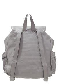 Grå läderryggsäck med en texturerad yta, justerbara axelremmar, ett handtag upptill och sidofickor med dragkedja för extra förvaring.