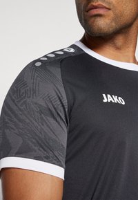 JAKO ICONIC - T-shirt print - schwarz/anthrazit