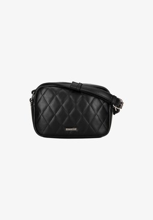 Czarna pikowana torebka crossbody z syntetycznej skóry, z odczepianym paskiem i metalową plakietką z logo. Gładka tekstura i prostokątny kształt.