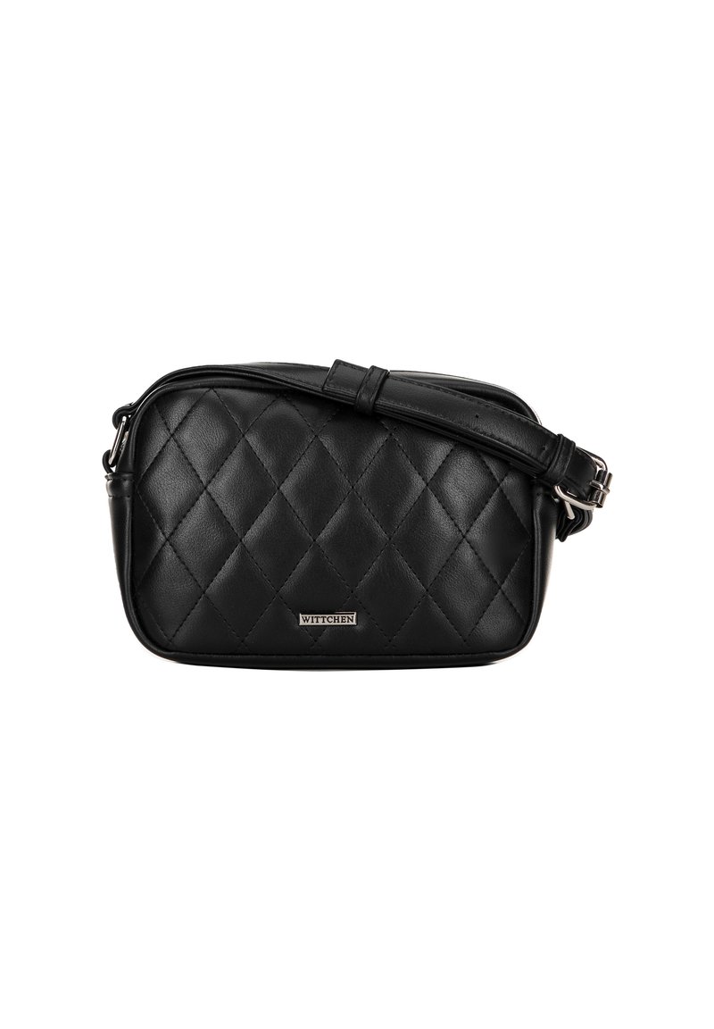 Sac pour le dos en cuir synthétique matelassé noir avec une bandoulière amovible et une plaque logo en métal. Texture lisse et forme rectangulaire.