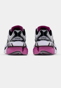 Baltai juodi sportiniai bateliai su rožiniais akcentais ir tekstūruotu tinklu viršuje. Turi paminkštintą pado dalį ir "GRID" logotipą ant kulno.