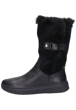 Černá polokozačka se členěným kožíškem, ozdobným páskem s přezkou a texturovanou gumovou podešví, vhodná na zimu.