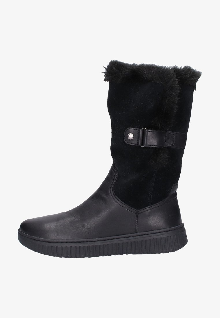 Botte noire mi-mollet avec bordure en fourrure, une sangle décorative avec boucle, et une semelle en caoutchouc texturée pour l'hiver.