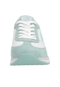 Baskets vert menthe et blanches avec tige en daim et en mesh, dotées de lacets blancs, d'une semelle en caoutchouc et d'un motif texturé sur le talon.
