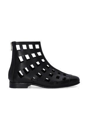 Schwarze Ankle Boots mit einem offenen Gittermuster, aus glattem Leder, runder Zehenpartie und einem Reißverschluss auf der Rückseite. Flache Sohle.