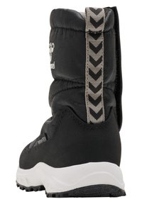 Svart vattentät känga med vadderat skaft, texturerad yta och vit sula med grovt mönster. Inkluderar en grå dragrem med Chevron-design.