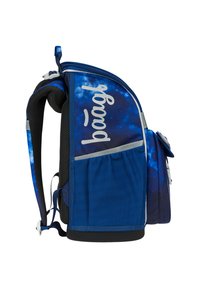 Zaino blu con un motivo galattico, spallacci in rete, tasca laterale e caratteristiche regolabili. Texture liscia con schiena imbottita per il comfort.