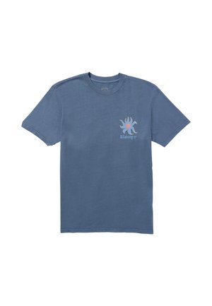 T-shirt en coton bleu à manches courtes et col rond. Présente un graphisme avant d'un soleil stylisé en orange et bleu foncé au-dessus du logo.