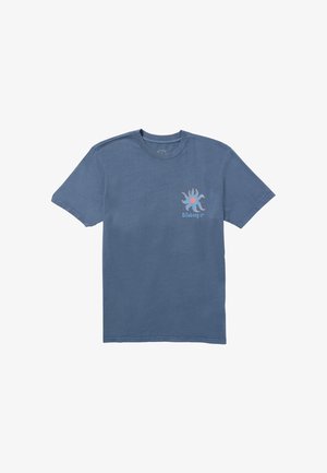 T-shirt en coton bleu à manches courtes et col rond. Présente un graphisme avant d'un soleil stylisé en orange et bleu foncé au-dessus du logo.