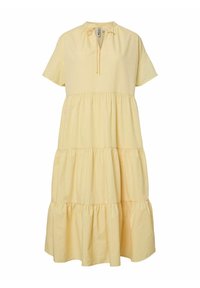 Vestido de algodón amarillo con mangas cortas, escote redondeado y detalle de lazo. Presenta un dobladillo en capas con volantes y una textura suave.