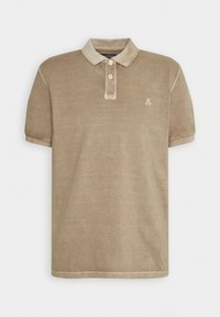 Beige polo shirt gemaakt van zachte stof, met een drie-knopen sluiting, korte mouwen en een subtiel logo op de linkerborst.
