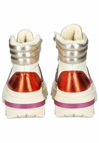 Sneaker alte con un corpo in pelle bianca, colletto in metallo argento e accenti arancione iridescenti. Presentano una suola chunky con rifiniture viola e dettagli testurizzati.
