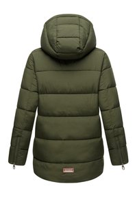 Groene pufferjack met een capuchon, voorzien van horizontale gestikte secties, ritsaccenten op de mouwen en een logo label dichtbij de zoom.