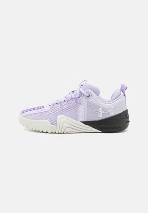 Scarpa sportiva in mesh viola con suola bianca e dettagli neri. Caratterizzata da un design testurizzato, chiusura con lacci e supporto rinforzato per il tallone.