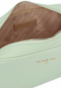 Bustina in pelle verde menta con una texture liscia, chiusura con cerniera e una fodera in tessuto morbido con il nome e il logo del marchio in oro.