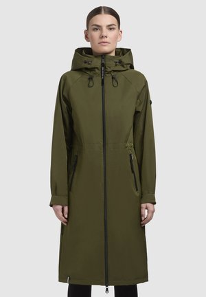 Imperméable vert olive avec une capuche, fermeture éclair sur toute la longueur, poches latérales zippées et cordons de serrage réglables au niveau du cou. Texture lisse.
