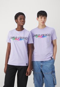 Carlo Colucci PRIDE UNISEX - Apdrukāts T-krekls - lilac
