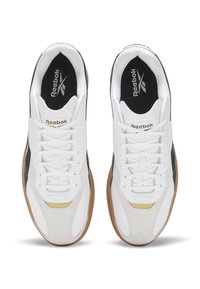 Scarpe da ginnastica bianche con dettagli neri e grigi, caratterizzate da una tomaia in pelle liscia, lacci piatti e suola in gomma color naturale. Logo Reebok in mostra.