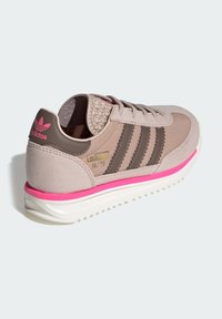 Adidas SL '72 tenisica s ružičasto-smeđom bojom, materijalima od brušene kože i mrežice, dizajnom s tri pruge i teksturiranim peta.