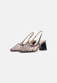 Tacones slingback con estampado de leopardo, parte superior de tela transparente, punta puntiaguda y tacón ancho negro con diseño texturizado.
