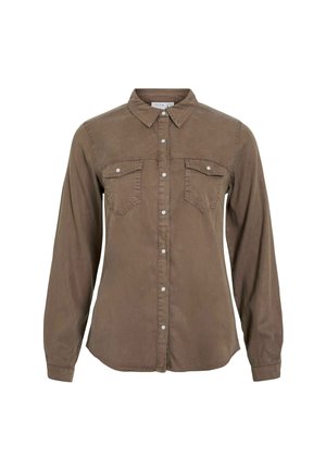 Chemise marron à manches longues en coton léger, avec un col pointu, deux poches poitrine et des boutons-pression blancs. Texture lisse avec un éclat subtil.