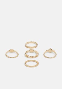 Set aus fünf Goldringen mit verschiedenen Designs: glatter Band, strukturierte Akzente, Gliederkette, Perlenmuster und geometrische Form.