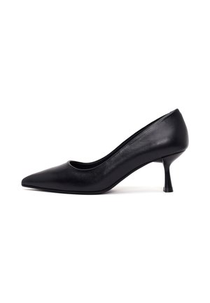Zapato de tacón alto de cuero negro con puntera puntiaguda y tacón delgado de altura media sobre fondo blanco.