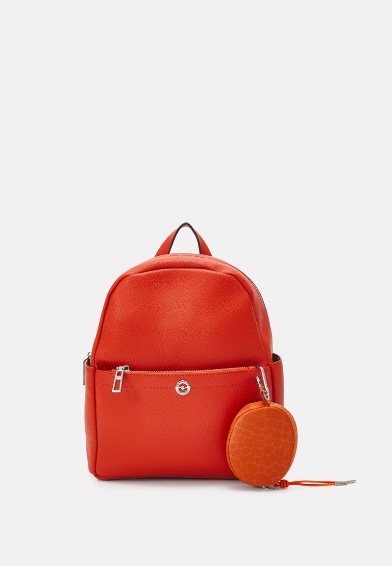 Sac à dos en cuir rouge avec dessus arrondi et poche zippée à l'avant. Comprend une petite pochette à pièces orange amovible avec un motif texturé.