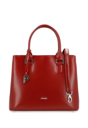 Sac à main en cuir rouge avec deux poignées supérieures, une bandoulière amovible, des garnitures argentées et une petite étiquette de marque suspendue près de la poignée.